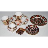 A COLLECTION OF ASSORTED ROYAL CROWN DERBY PORCELAIN TO INCLUDE TWO TEACUPS AND SAUCERS, CIRCULAR