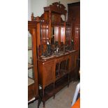 AN ANTIQUE WALNUT MIRROR-BACK SIDEBOARD, THE BASE WITH SINGLE DRAWER AND TWO CUPBOARD DOORS RAISED