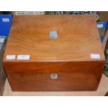 A WALNUT VANITY / JEWELLERY BOX WITH FITTED INTERIOR