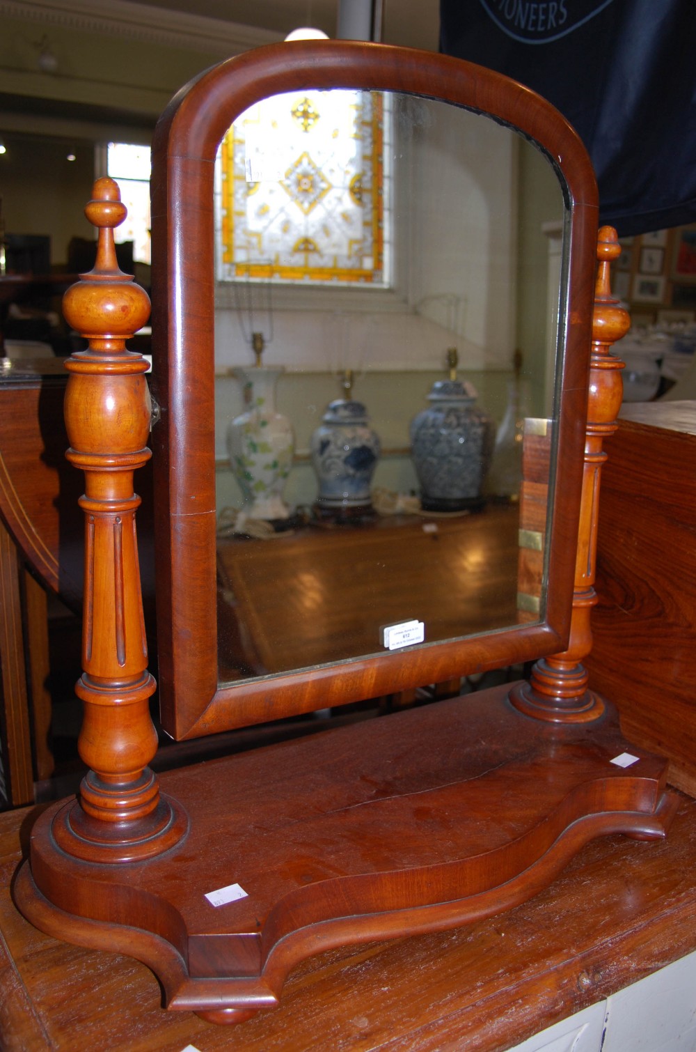 A LATE 19TH/ EARLY 20TH CENTURY MAHOGANY DRESSING TABLE MIRROR WITH TURNED SUPPORTS