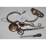 A COLLECTION OF ASSORTED SILVER AND WHITE METAL JEWELLERY TO INCLUDE SILVER LUCKENBOOTH BROOCH,