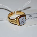 AN 18CT GOLD SIGNET RING WITH AGATE INSET BEARING INITIAL 'A', GROSS WEIGHT 5.8 GRAMS