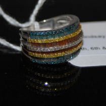 A 9CT WHITE GOLD MULTI-COLOUR DIAMOND RING, SET WITH NINE ROWS OF VARIOUS ROUND CUT DIAMONDS DIVIDED