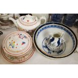 A GROUP OF 18TH/ 19TH CENTURY ENGLISH PORCELAIN AND POTTERY TO INCLUDE BLUE AND WHITE SPARROW BEAK