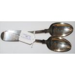 A PAIR OF NEWCASTLE SILVER TABLE SPOONS, FIDDLE PATTERN, MAKERS MARK OF 'GL'