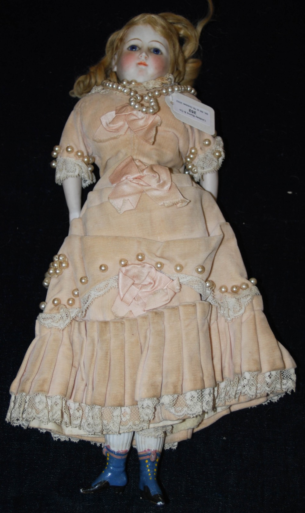 A LATE 19TH / EARLY 20TH CENTURY BISQUE HEAD PORCELAIN DOLL, WITH PORCELAIN FORE ARMS AND LOWER