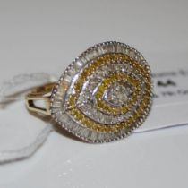 A 9CT GOLD YELLOW AND WHITE DIAMOND RING, OVAL SHAPED SET WITH ROWS OF ALTERNATING COLOURS OF