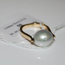 A YELLOW METAL AND PASPALEY SOUTH SEA CULTURED PEARL RING, STAMPED '14K', SIZE APPROXIMATELY 'M',