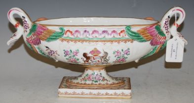A SAMSON PORCELAIN TWIN-HANDLED TABLE CENTREPIECE WITH ARMORIAL DECORATION
