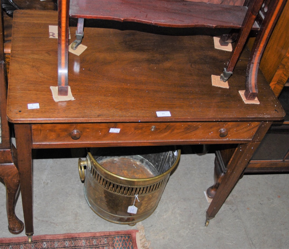 A MAHOGANY SIDE TABLE WITH SINGLE FRIEZE DRAWER, TAPERED SQUARE SUPPORTS, BRASS CUPS AND CASTERS