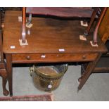 A MAHOGANY SIDE TABLE WITH SINGLE FRIEZE DRAWER, TAPERED SQUARE SUPPORTS, BRASS CUPS AND CASTERS