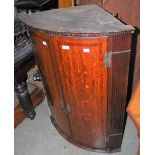 A 19TH CENTURY OAK HANGING CORNER CUPBOARD WITH DENTIL FRIEZE AND FLUTED COLUMN DETAIL