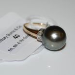 A YELLOW METAL TAHITIAN CULTURED PEARL AND DIAMOND RING, CENTRED WITH A TAHITIAN CULTURED PEARL OF