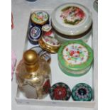 A COLLECTION OF ASSORTED ITEMS TO INCLUDE A BOHEMIAN CLEAR AND GILDED GLASS BOTTLE AND STOPPER
