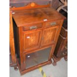 AN EDWARDIAN MAHOGANY AND MARQUETRY INLAID SIDE CABINET WITH TWO FRIEZE DRAWERS, TWO CUPBOARD