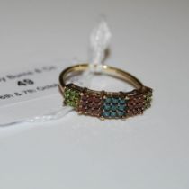 A 9CT GOLD, GREEN, RED AND BLUE DIAMOND RING, SIZE 'O' WITH CERTIFICATE OF AUTHENTICITY