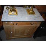 A MARBLE TOP PINE SIDE CABINET WITH SINGLE DRAWER AND SINGLE CUPBOARD DOOR
