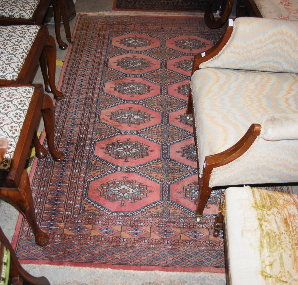 A GROUP OF FIVE ASSORTED VARYING STYLE RUGS - Image 3 of 4