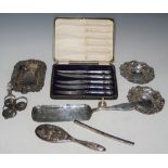 A COLLECTION OF SILVER TO INCLUDE FIVE SILVER HANDLED FRUIT KNIVES, A TIFFANY, YOUNG & ELLIS CRUMB
