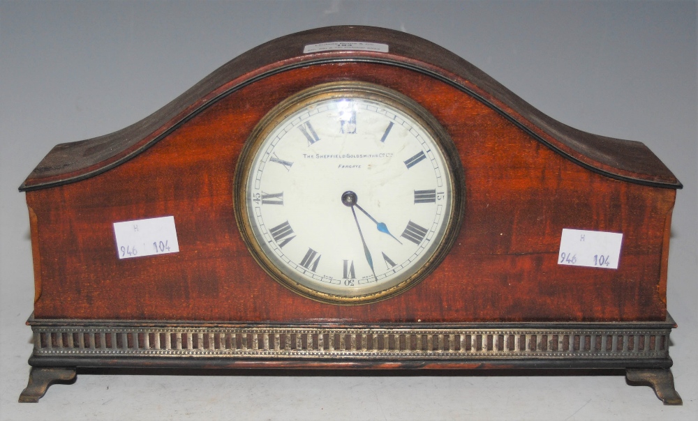 AN EARLY 20TH CENTURY MAHOGANY CASED MANTLE CLOCK WITH CIRCULAR ROMAN NUMERAL DIAL, THE SHEFFIELD
