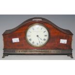 AN EARLY 20TH CENTURY MAHOGANY CASED MANTLE CLOCK WITH CIRCULAR ROMAN NUMERAL DIAL, THE SHEFFIELD