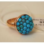 AN 18CT GOLD AND TURQUOISE SET DRESS RING, 6.2 GRAMS