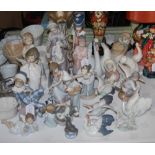 A LARGE COLLECTION OF A LLADRO AND NAO PORCELAIN FIGURE GROUPS