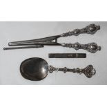 A PAIR OF SILVER HANDLED GLOVE STRETCHERS, A SILVER SWIZZLE STICK, A WHITE METAL CASE WITH HEART