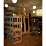 A GROUP OF ITEMS TO INCLUDE A SMALL FOUR BY FOUR DIVISION WINE / BOTTLE RACK, A SMALL ARTISTS EASEL,