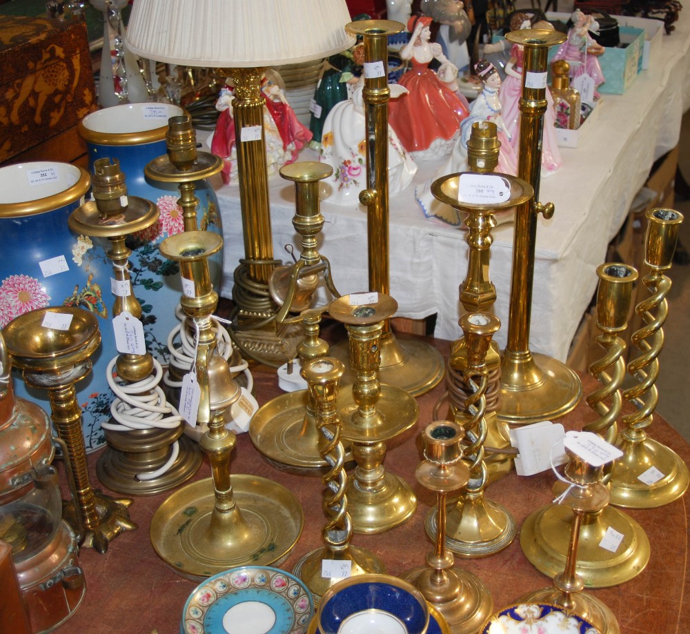 A COLLECTION OF BRASS WARE TO INCLUDE TABLE LAMPS, CANDLESTICKS