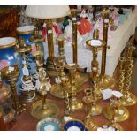A COLLECTION OF BRASS WARE TO INCLUDE TABLE LAMPS, CANDLESTICKS