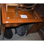 AN EARLY 20TH CENTURY INLAID DESK WITH HINGED TOP FEATURING GLASS INSERT OPENING TO SHALLOW