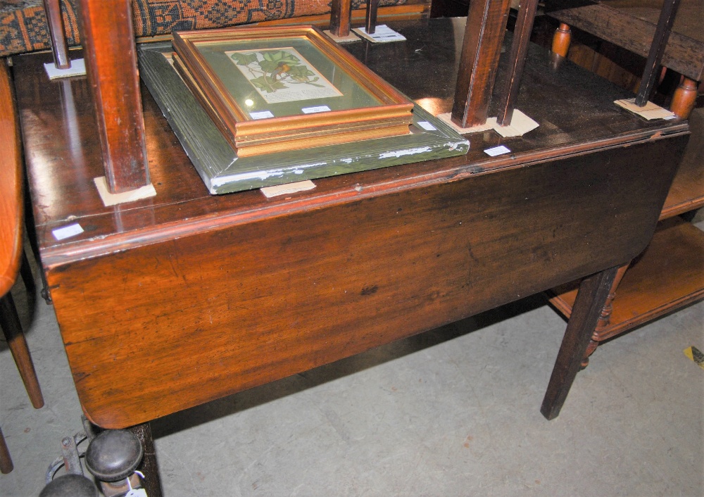 A GROUP OF FURNITURE TO INCLUDE A MAHOGANY PEMBROKE TABLE, MAHOGANY BEDSIDE LOCKER AND A RECTANGULAR - Bild 2 aus 2