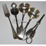 A COLLECTION OF SILVER FLATWARE TO INCLUDE TWO SILVER LADLES, SILVER DESSERT SPOON, SILVER TABLE