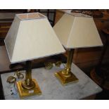 A PAIR OF BRASS TABLE LAMPS AND SHADES WITH FLUTED COLUMN DETAIL