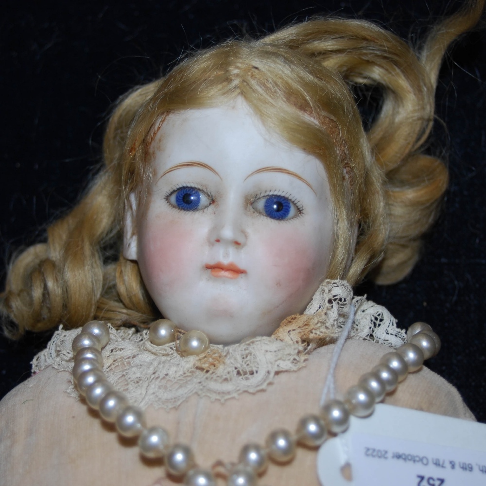 A LATE 19TH / EARLY 20TH CENTURY BISQUE HEAD PORCELAIN DOLL, WITH PORCELAIN FORE ARMS AND LOWER - Bild 2 aus 2
