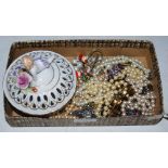 A BOX OF ASSORTED COSTUME JEWELLERY TO INCLUDE A PIERCED PORCELAIN JEWELLERY BOX AND COVER WITH