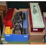 A COLLECTION OF DIECAST MILITARY AND OTHER VINTAGE TOYS TO INCLUDE A BOXED W BRITAINS LORRY WITH