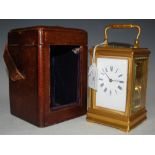 A LATE 19TH / EARLY 20TH CENTURY REPEATING CARRIAGE CLOCK WITH BLACK AND WHITE ROMAN NUMERAL DIAL,