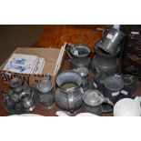 A COLLECTION OF ASSORTED PEWTER WARES TO INCLUDE TANKARDS, CANDLE SCONCE ETC