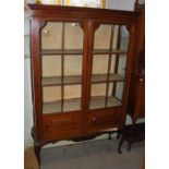 A LATE 19TH/ EARLY 20TH CENTURY MAHOGANY INLAID TWO-DOOR GLAZED BOOKCASE RAISED ON FOUR CABRIOLE