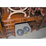 AN EARLY 20TH CENTURY MAHOGANY PEDESTAL DESK FITTED WITH CENTRAL FRIEZE DRAWER FLANKED BY FOUR SMALL