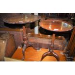 A GEORGE III STYLE MAHOGANY OCCASIONAL TABLE WITH CIRCULAR PIE CRUST TOP ON FLUTED COLUMN WITH THREE