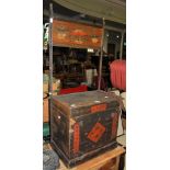 A CHINESE LACQUERED WOOD COBBLERS / SHOE SHINING STOOL WITH HINGED SEAT OPENING TO A FITTED INTERIOR