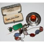 COLLECTION OF JEWELLERY TO INCLUDE BIRMINGHAM SILVER AND POLISHED STONE BAR BROOCH, A WHITE METAL