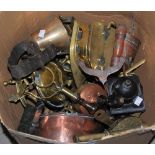A BOX OF ASSORTED COPPER AND BRASS WARE TO INCLUDE AN ANTIQUE BRASS IRON WITH HINGED COVER AND