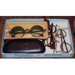 A TRAY OF ASSORTED VINTAGE SPECTACLES