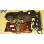 A VINTAGE OAK AND BRASS POSTAGE SCALE AND WEIGHTS, TOGETHER WITH A SALTERS IMPROVED SPRING