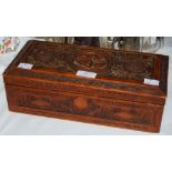 A CARVED WOODEN BOX CONTAINING ASSORTED ITEMS TO INCLUDE SMALL RECTANGULAR BOX, VINTAGE