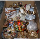 A BOX CONTAINING A COLLECTION OF ASSORTED CERAMIC TEA WARE AND A COLOURED GLASS VASE